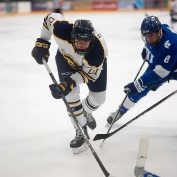 Men's hockey 2024, Blugold driving with puck